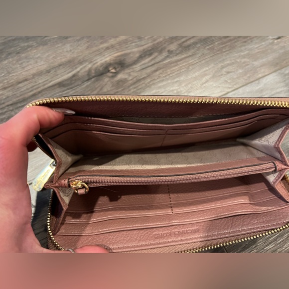 Michael Kors Wallet - Picture 3 of 4